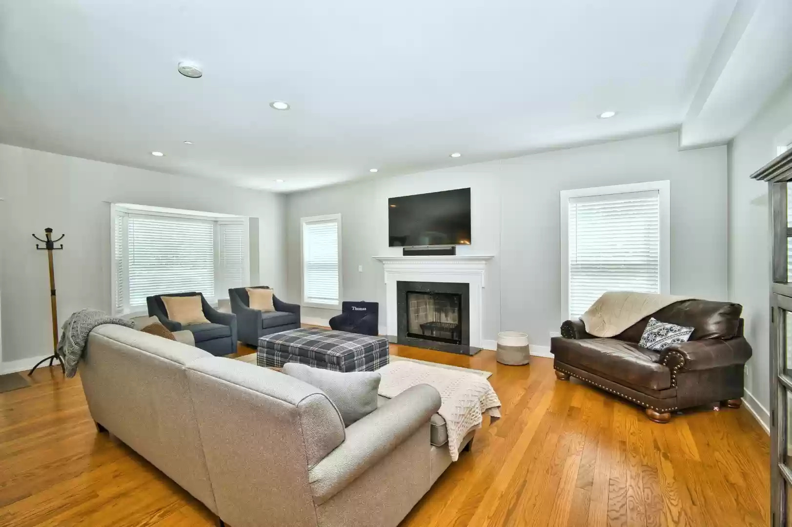 643 Oriole Avenue Park Ridge, IL 60068 - Photo 17 of 31 a living room with furniture fireplace and a flat screen tv