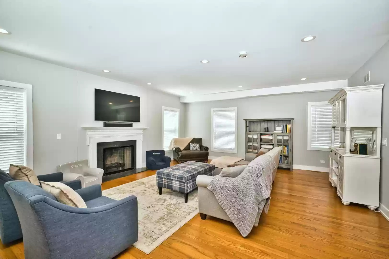 643 Oriole Avenue Park Ridge, IL 60068 - Photo 18 of 31 a living room with furniture flat screen tv and a fireplace