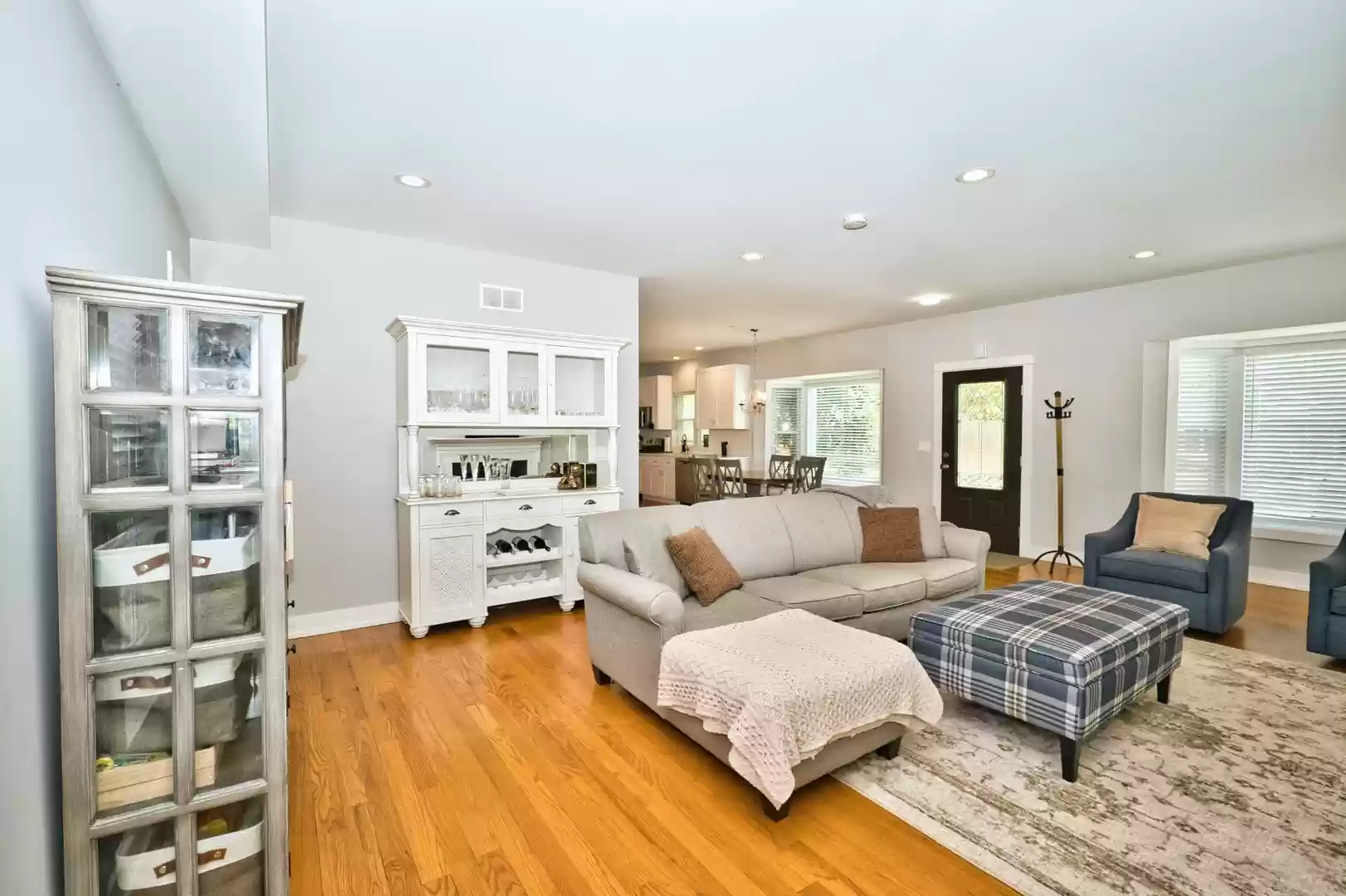 643 Oriole Avenue Park Ridge, IL 60068 - Photo 19 of 31 a living room with furniture and white walls
