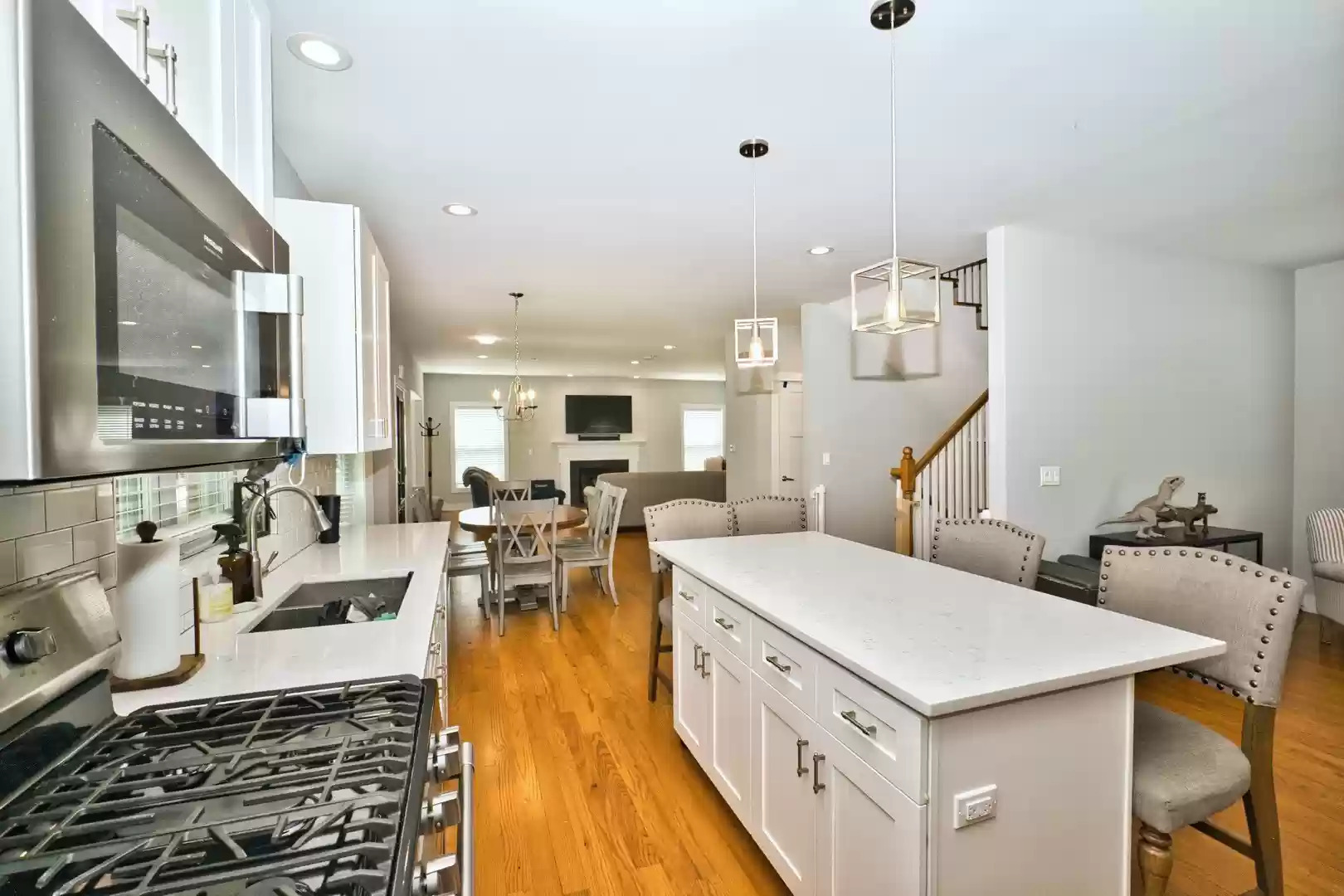 643 Oriole Avenue Park Ridge, IL 60068 - Photo 10 of 31 a large kitchen with a table and chairs