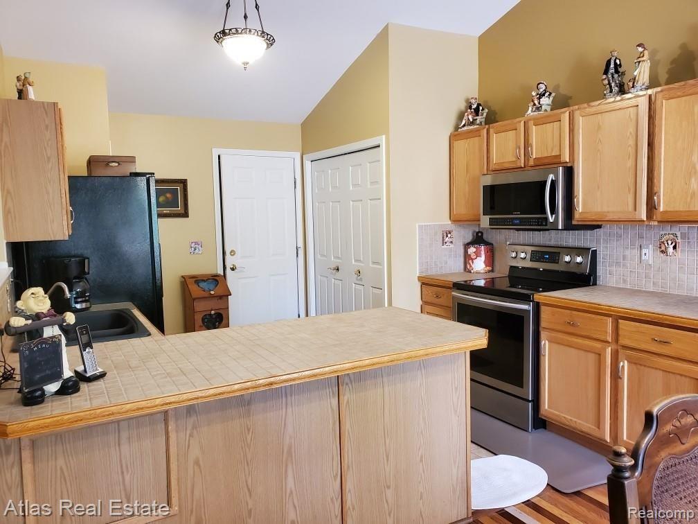 2071 West Ridge Drive Davison, MI 48423 - Photo 7 of 27 kitchn 1.jpg