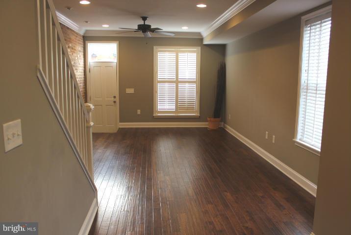101 Rochester Place Baltimore, MD 21224 - Photo 5 of 20 Living Room