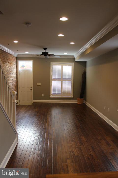 101 Rochester Place Baltimore, MD 21224 - Photo 6 of 20 Living Room