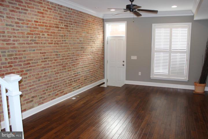 101 Rochester Place Baltimore, MD 21224 - Photo 7 of 20 Living Room