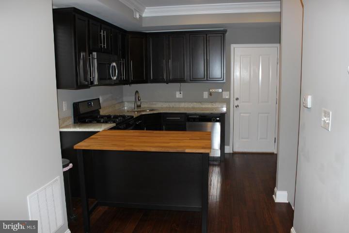 101 Rochester Place Baltimore, MD 21224 - Photo 8 of 20 Kitchen