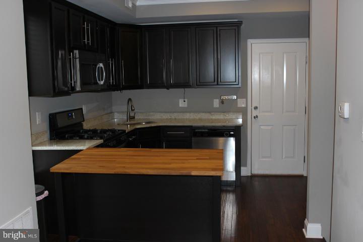 101 Rochester Place Baltimore, MD 21224 - Photo 9 of 20 Kitchen