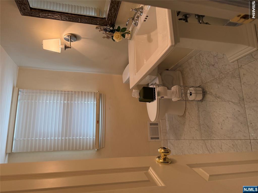 730 Floyd Street Englewood Cliffs, NJ 07632 - Photo 4 of 47
