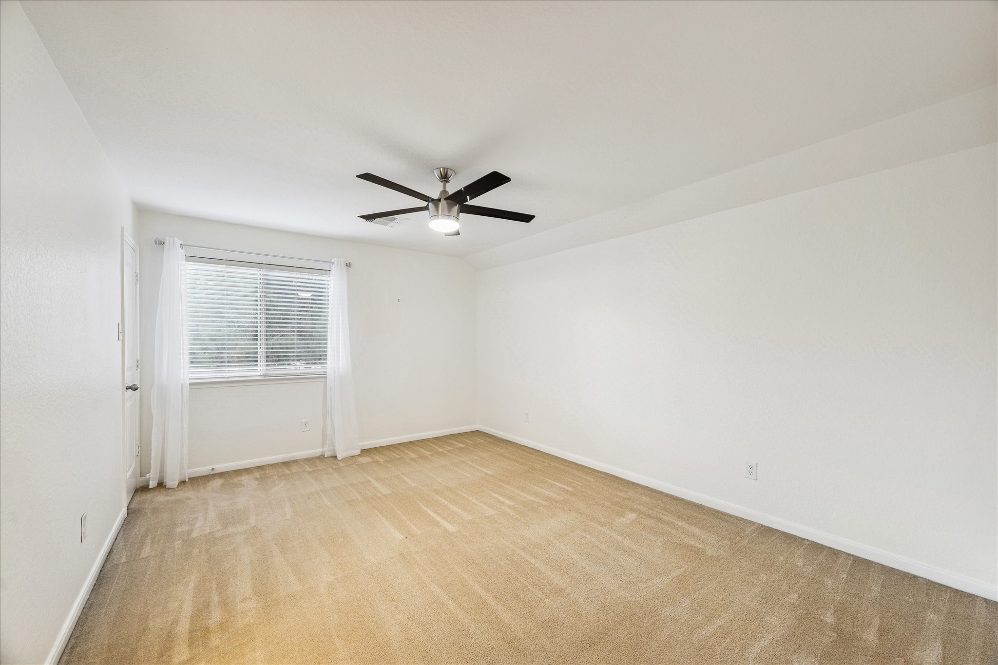191 Maple Grove Drive Conroe, TX 77384 - Photo 27 of 31 an empty room with windows and fan