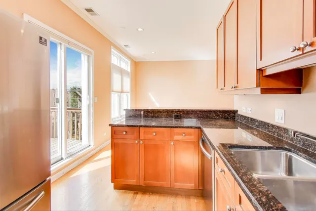 $545,000 | 1425 West Victoria Street, Unit 3, Chicago, IL 60660