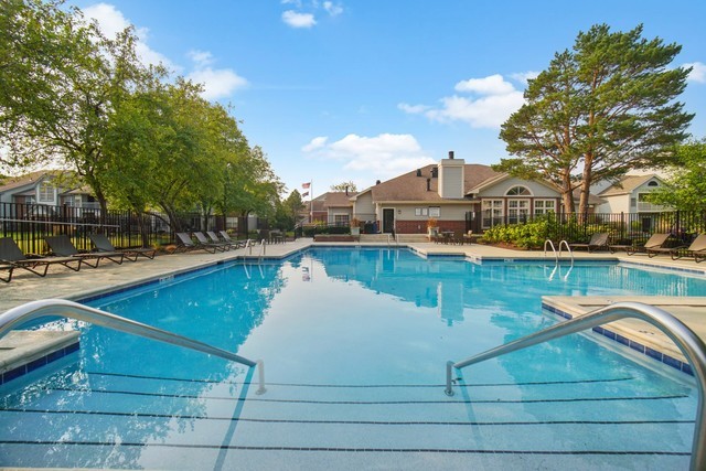 53 Kensington Circle, Unit 106 Wheaton, IL 60189 - Photo 33 of 36 a view of a lake with a houses