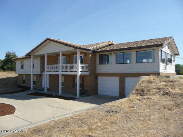 9810 Mieras Road Yakima, WA 98901 - Photo 3 of 16 a front view of a house with a yard