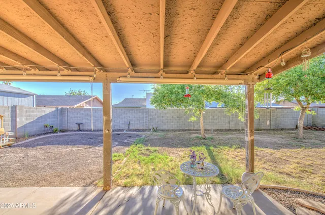 a view of a backyard