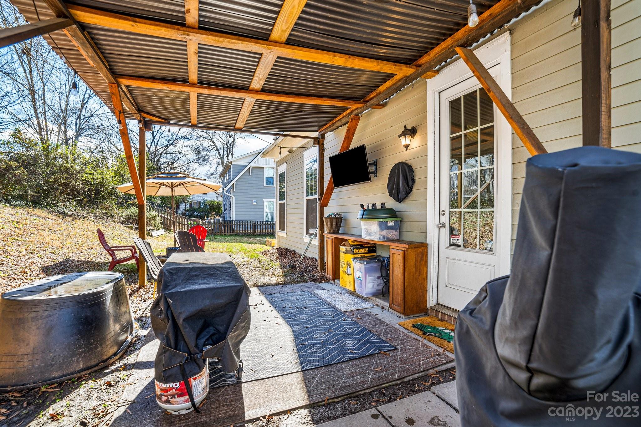 152 Mock Road Davidson, NC 28036 - Photo 28 of 29 a view of an outdoor sitting area with a tub