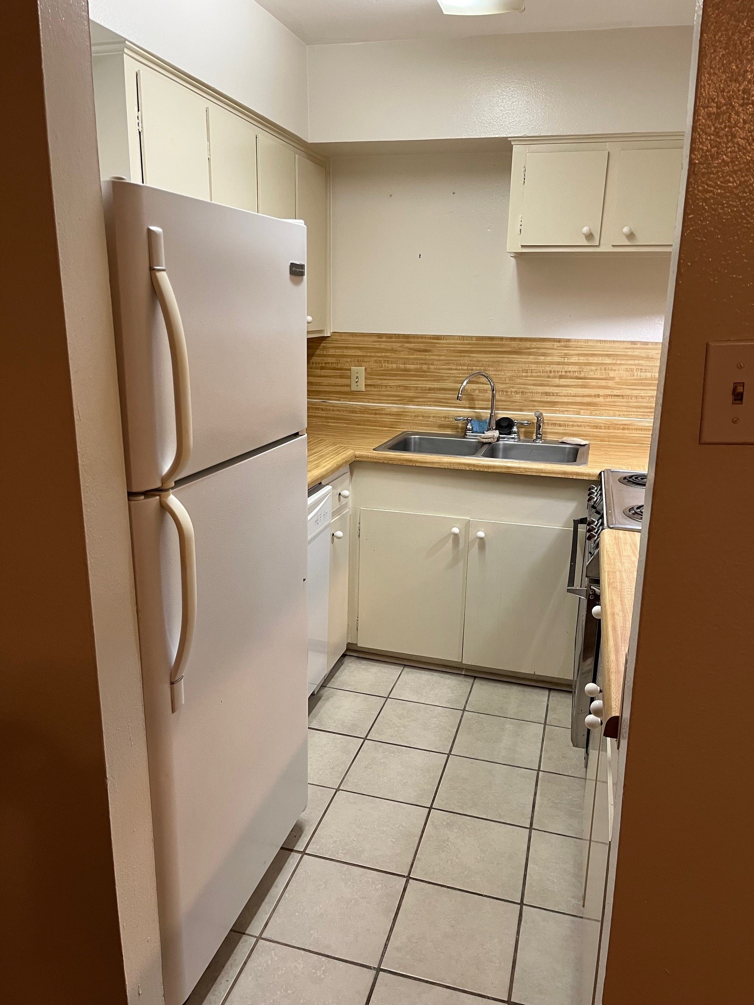 3938 West Alabama Street, Unit 12 Houston, TX 77027 - Photo 10 of 25 Functional kitchen with ample cabinet storage, refrigerator & tile flooring.