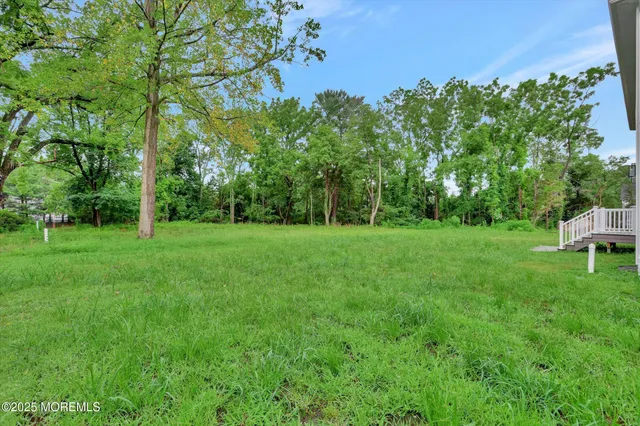 a view of a house with yard