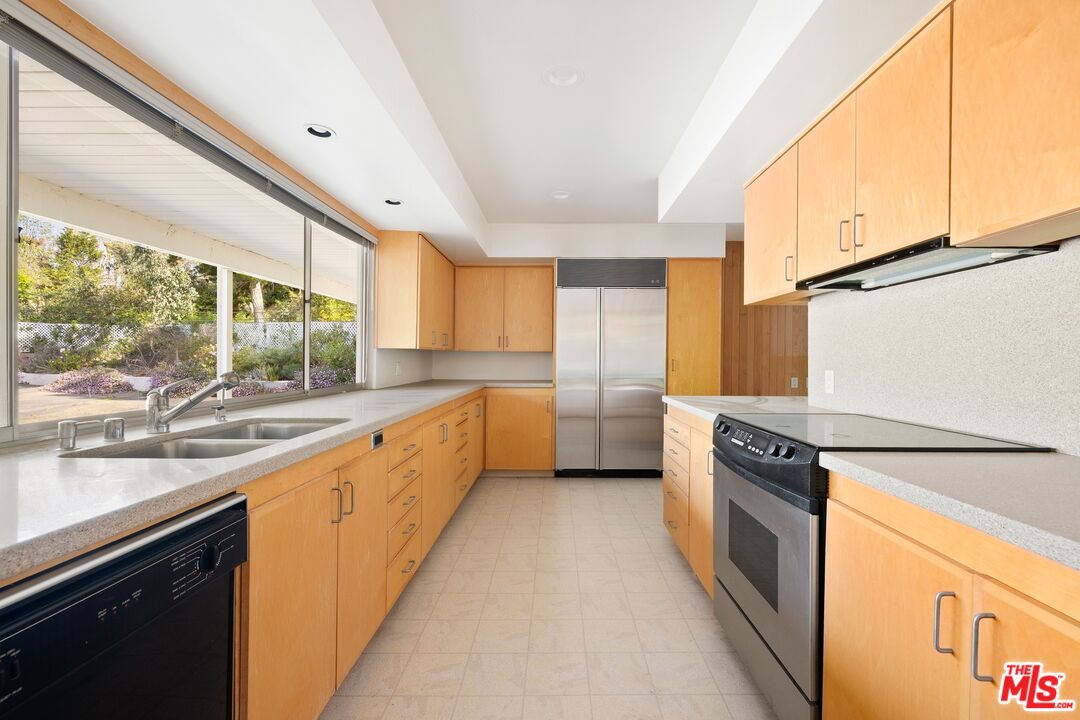590 North Tigertail Road Los Angeles, CA 90049 - Photo 8 of 16