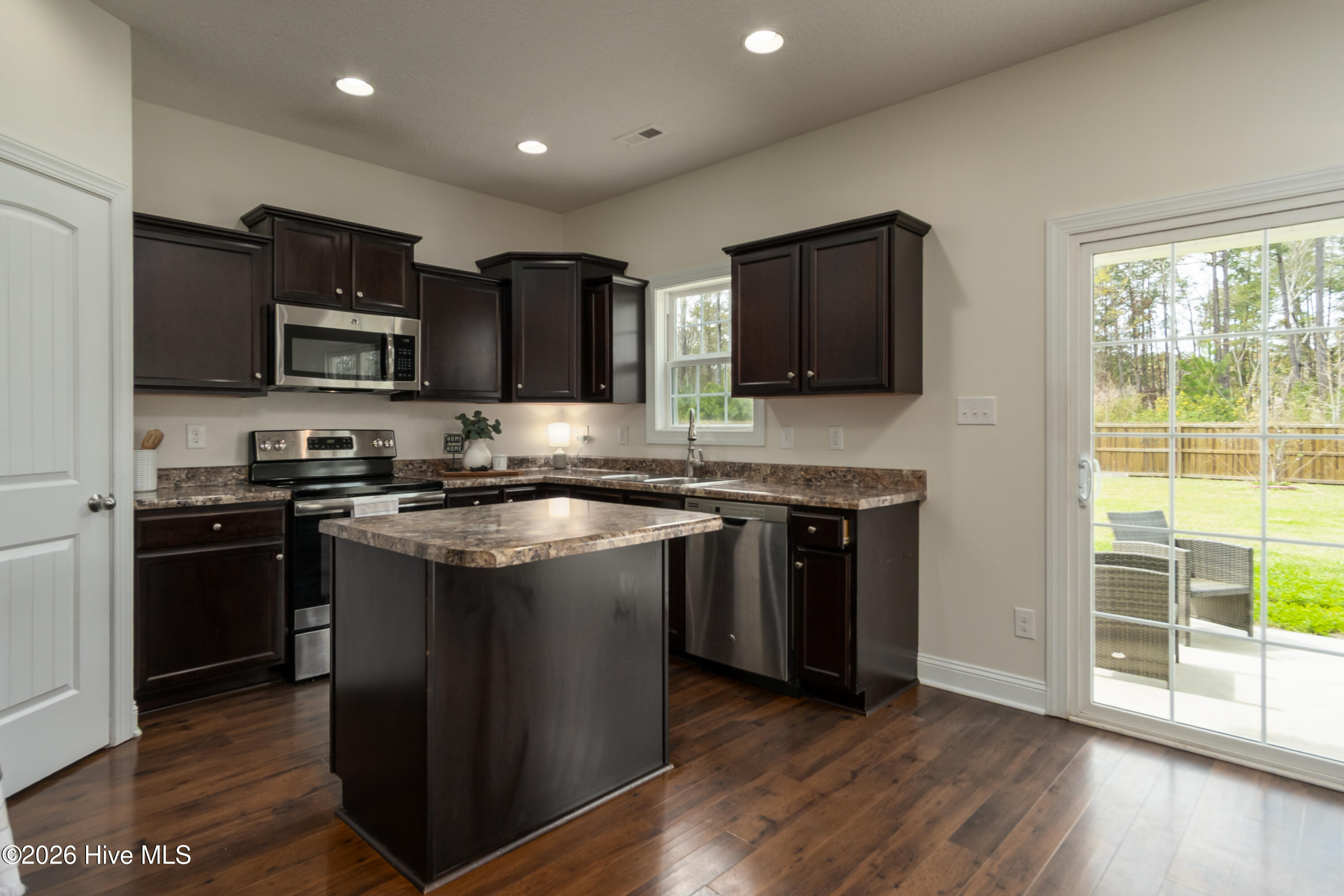 519 Stately Pines Road New Bern, NC 28560 - Photo 13 of 56 Kitchen