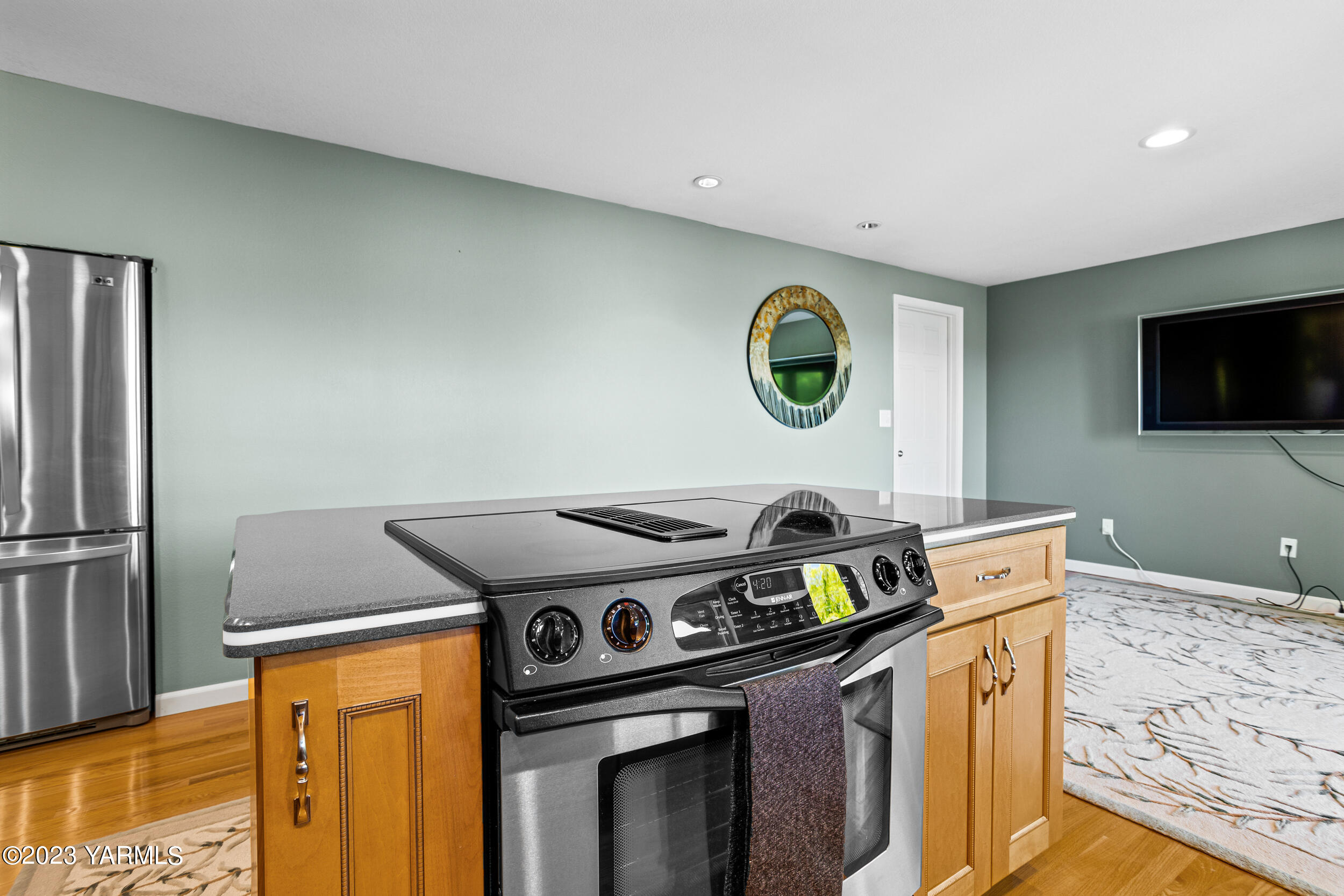 13518 Fisk Road Yakima, WA 98908 - Photo 17 of 58 a stove top oven sitting inside of a kitchen
