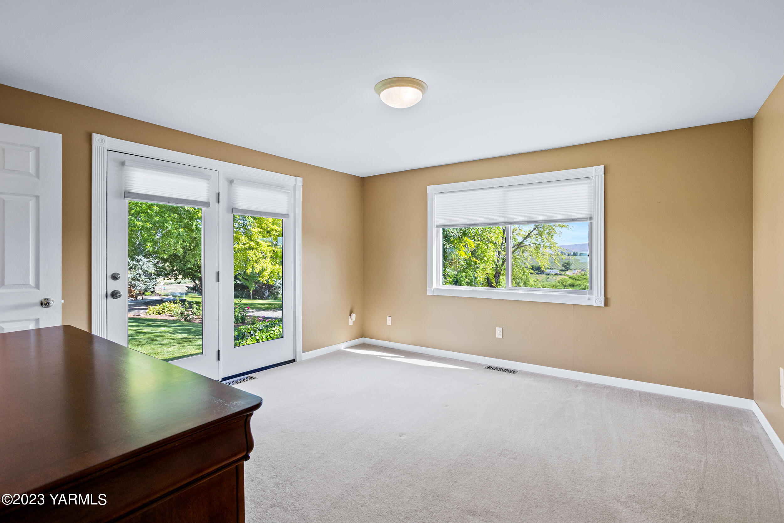 13518 Fisk Road Yakima, WA 98908 - Photo 20 of 58 an empty room with large window