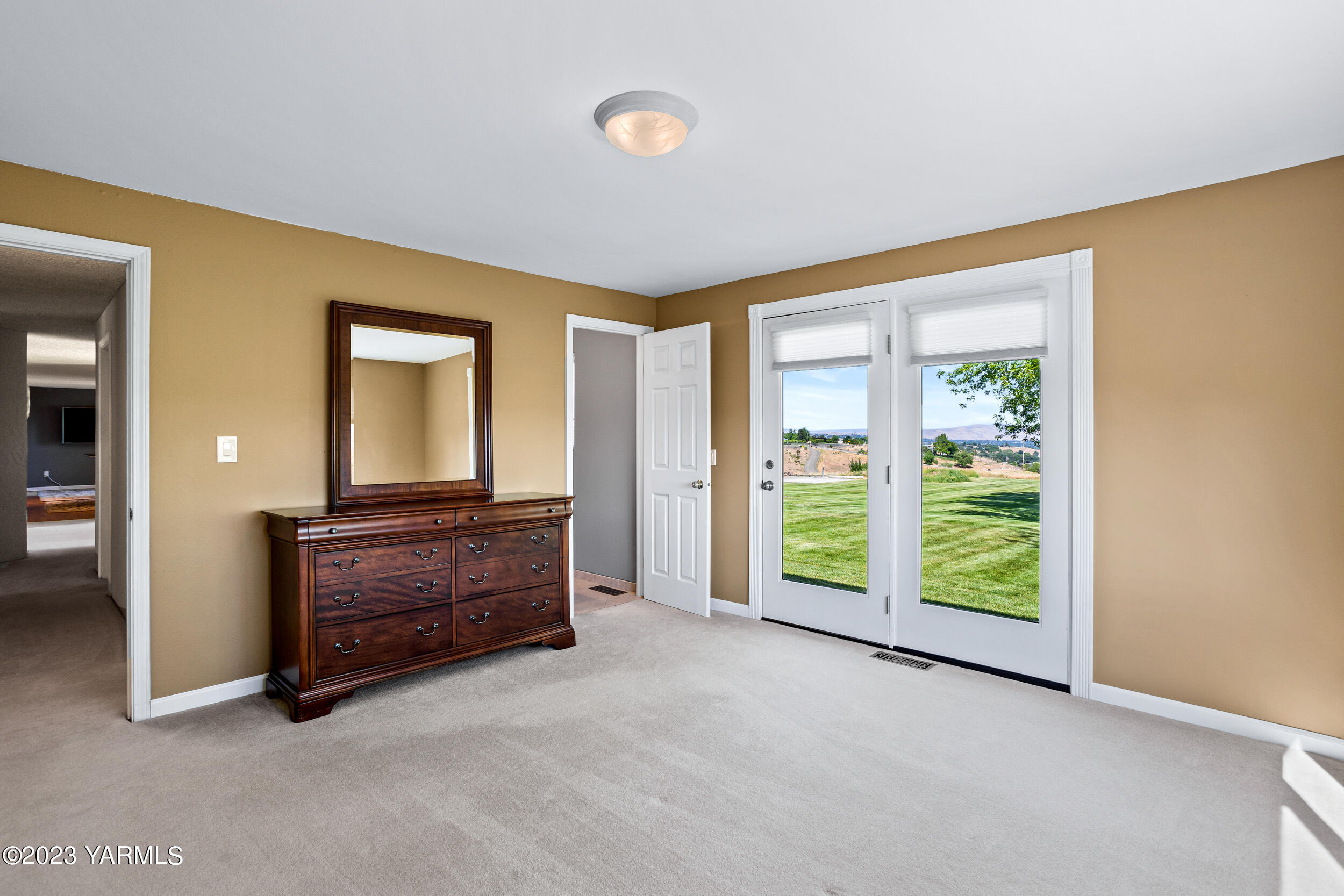 13518 Fisk Road Yakima, WA 98908 - Photo 21 of 58 an empty room with windows and closet