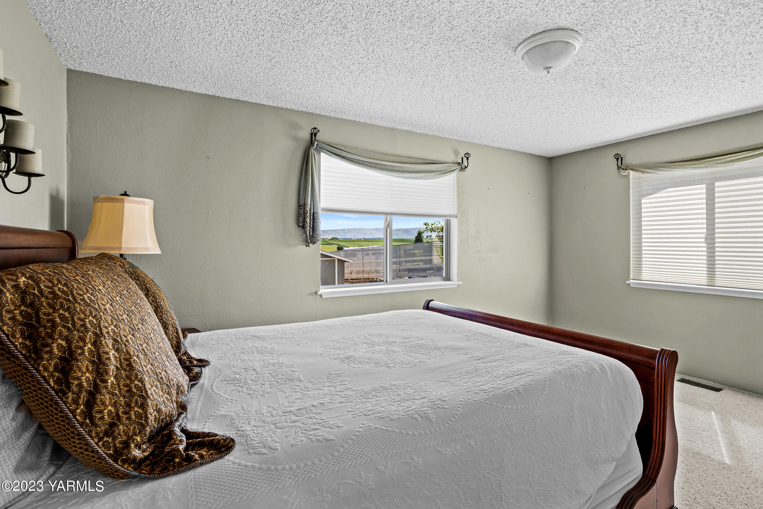 13518 Fisk Road Yakima, WA 98908 - Photo 25 of 58 a bedroom with a bed and a window