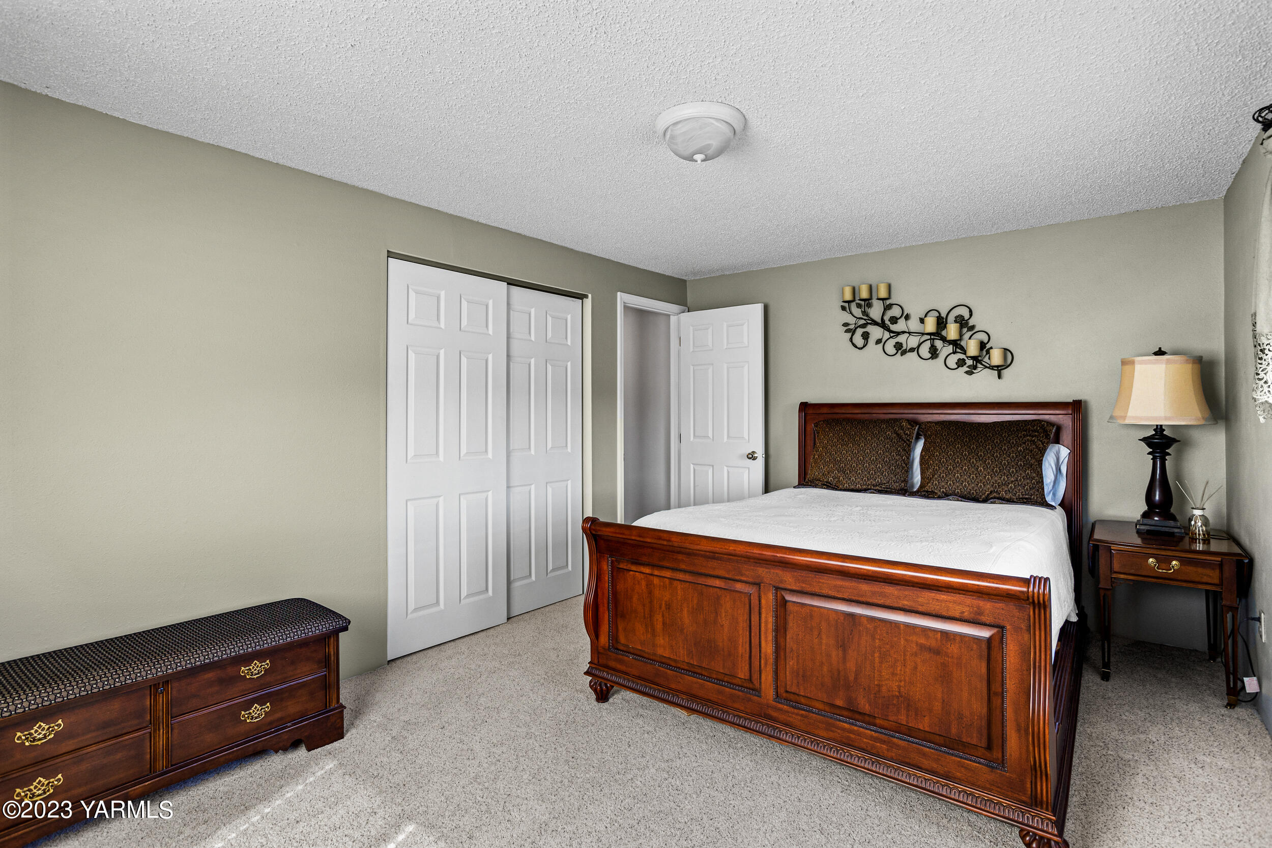 13518 Fisk Road Yakima, WA 98908 - Photo 26 of 58 a bedroom with a bed and a table