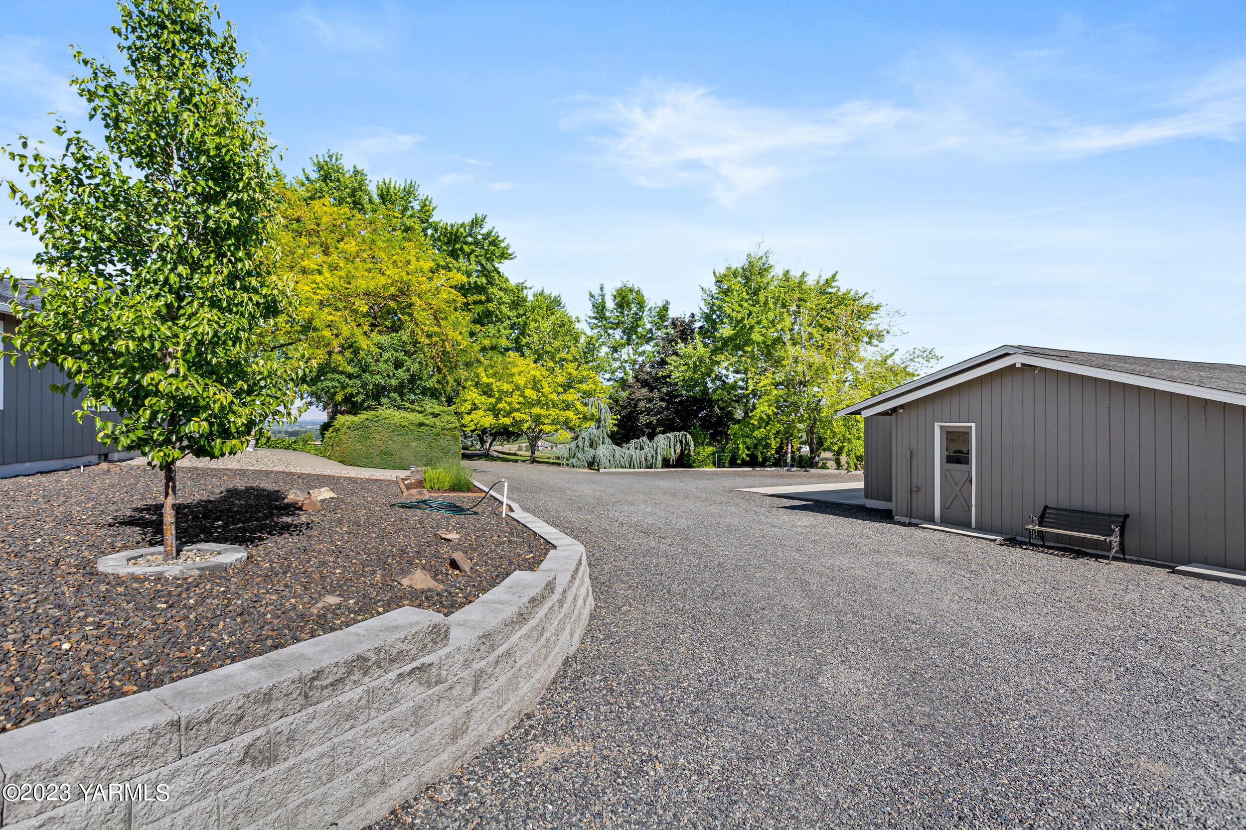 13518 Fisk Road Yakima, WA 98908 - Photo 35 of 58 a backyard of a house with lots of green space