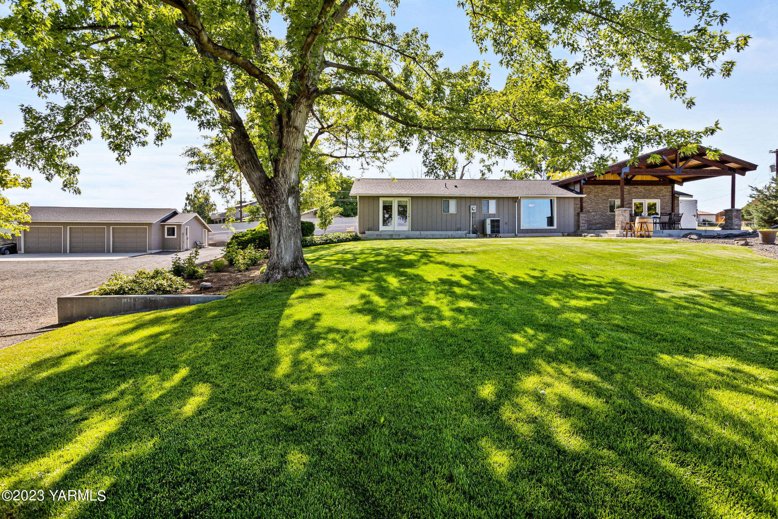13518 Fisk Road Yakima, WA 98908 - Photo 37 of 58 a front view of a house with garden