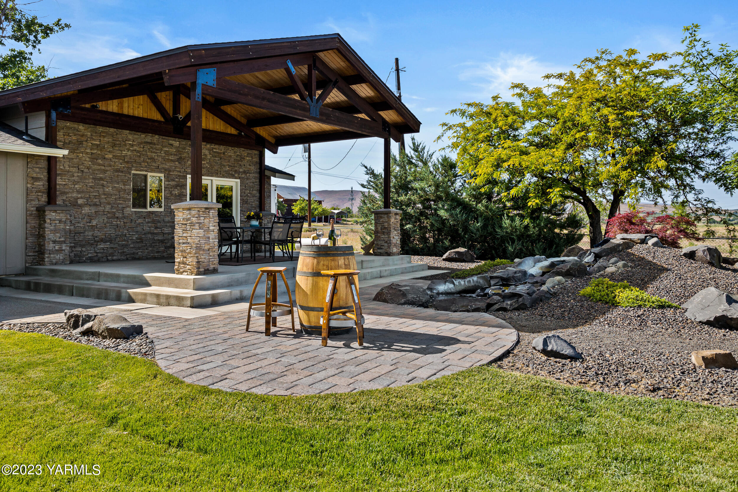 13518 Fisk Road Yakima, WA 98908 - Photo 39 of 58 a view of a backyard with sitting area