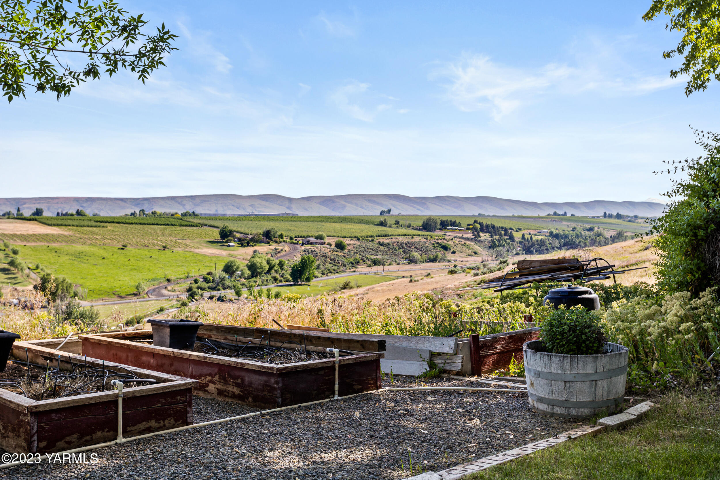 13518 Fisk Road Yakima, WA 98908 - Photo 50 of 58 a view of a terrace with lawn chairs