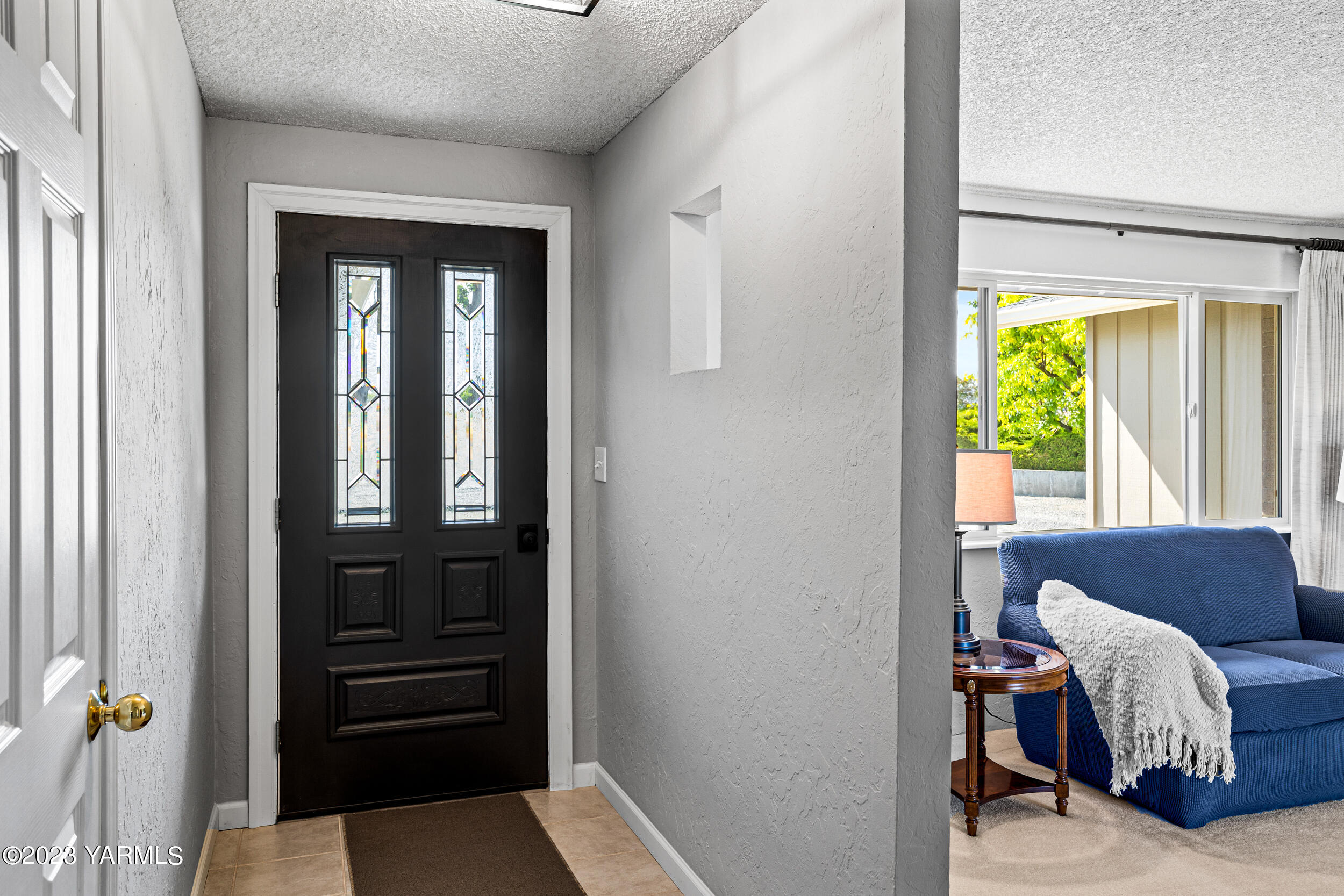 13518 Fisk Road Yakima, WA 98908 - Photo 5 of 58 a living room with furniture and a window