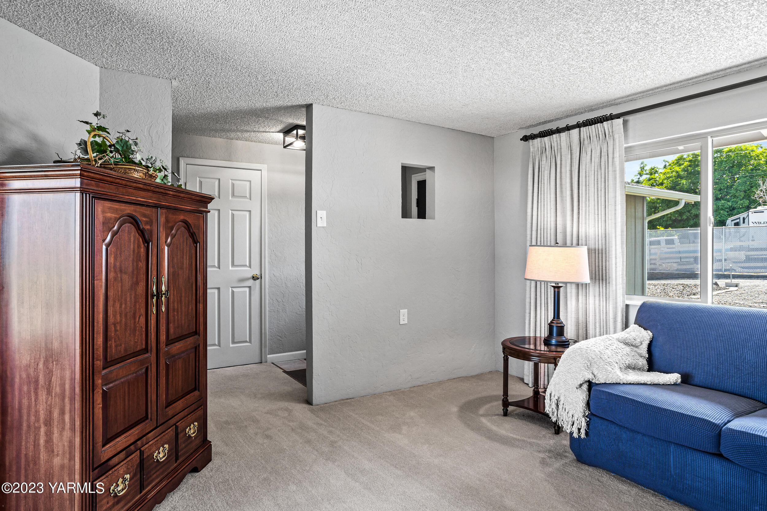 13518 Fisk Road Yakima, WA 98908 - Photo 7 of 58 a living room with furniture and a window