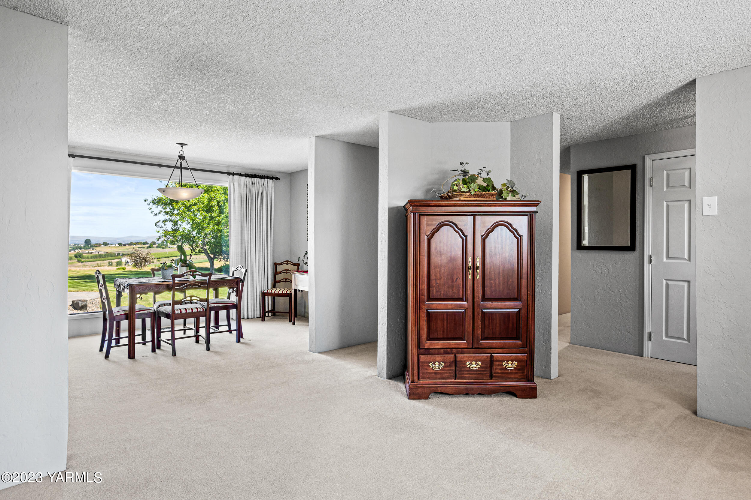 13518 Fisk Road Yakima, WA 98908 - Photo 9 of 58 a view of a furniture window and fire pit