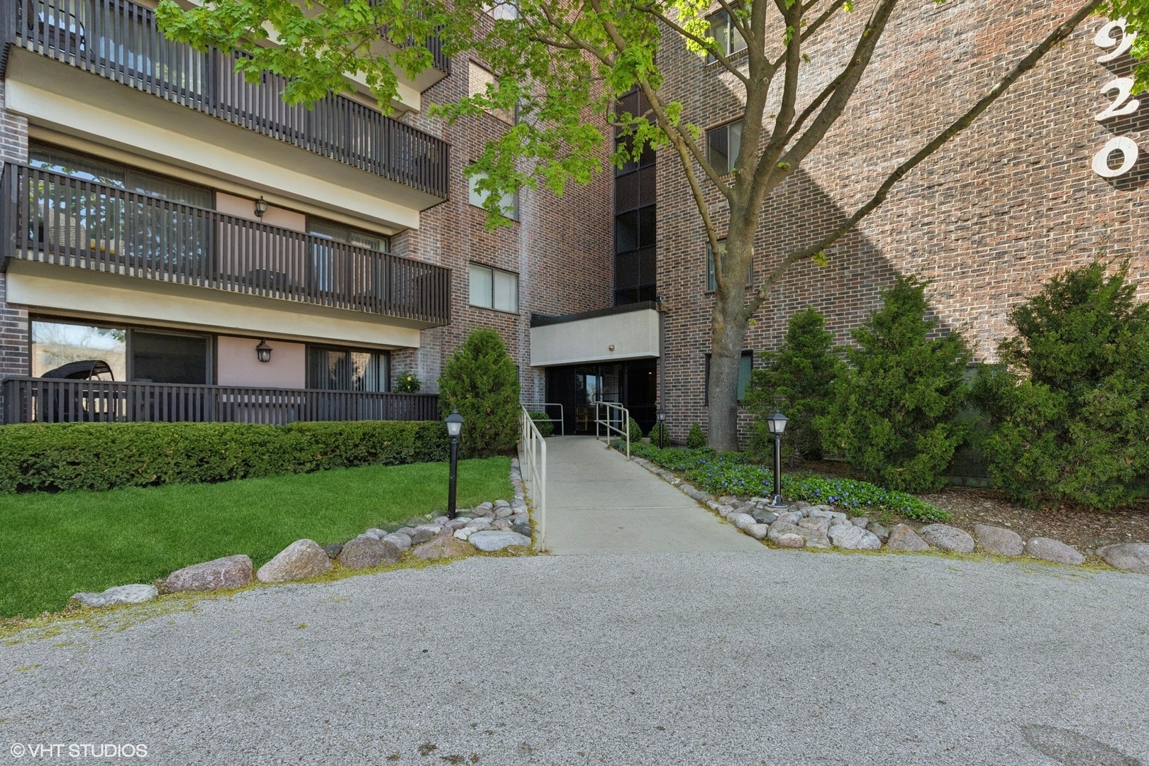 920 Vose Drive, Unit 605 Gurnee, IL 60031 - Photo 3 of 32 Gallery Image 3