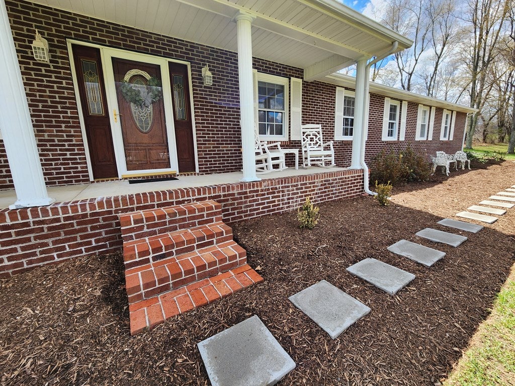 928 Pierce Road Marion, VA 24354 - Photo 4 of 25 Gallery Image 4