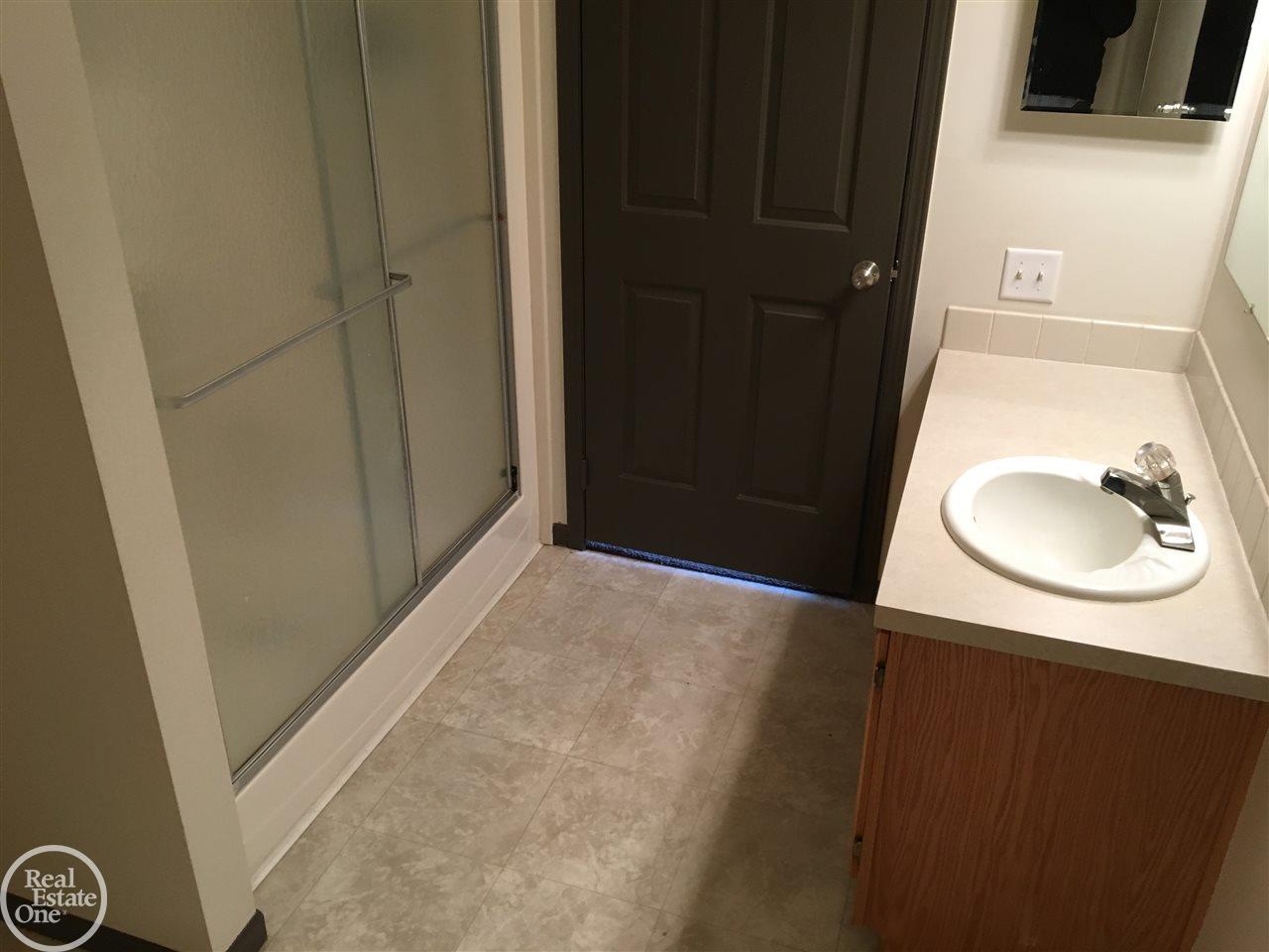 2711 Michigan Road Port Huron, MI 48060 - Photo 15 of 31 31312577-14.JPG