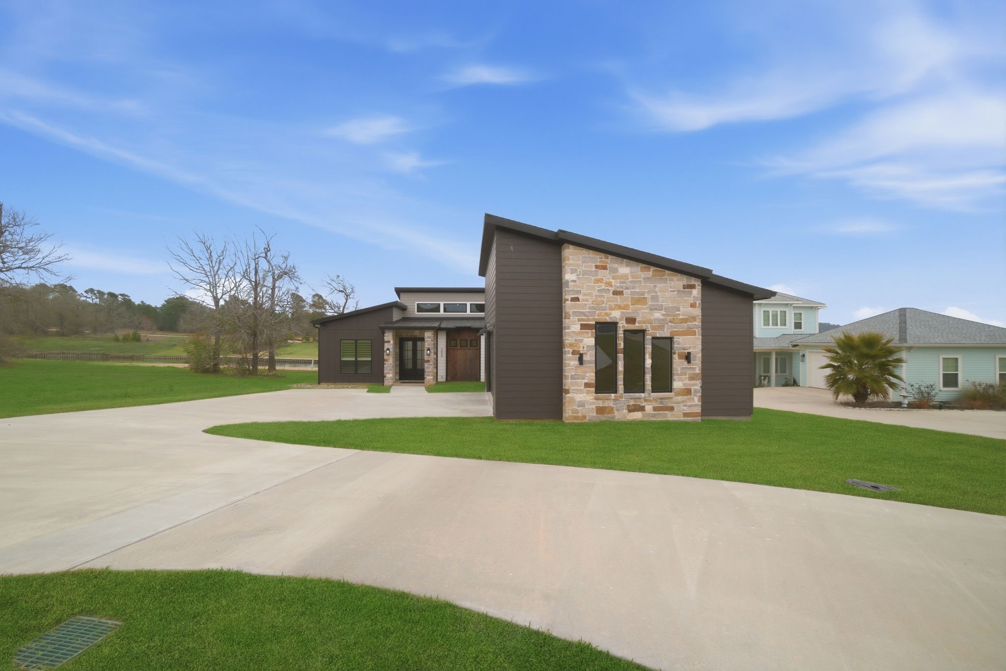 255 Peninsula Drive Livingston, TX 77351 - Photo 5 of 50 Circular drive for ease of access and additional parking.