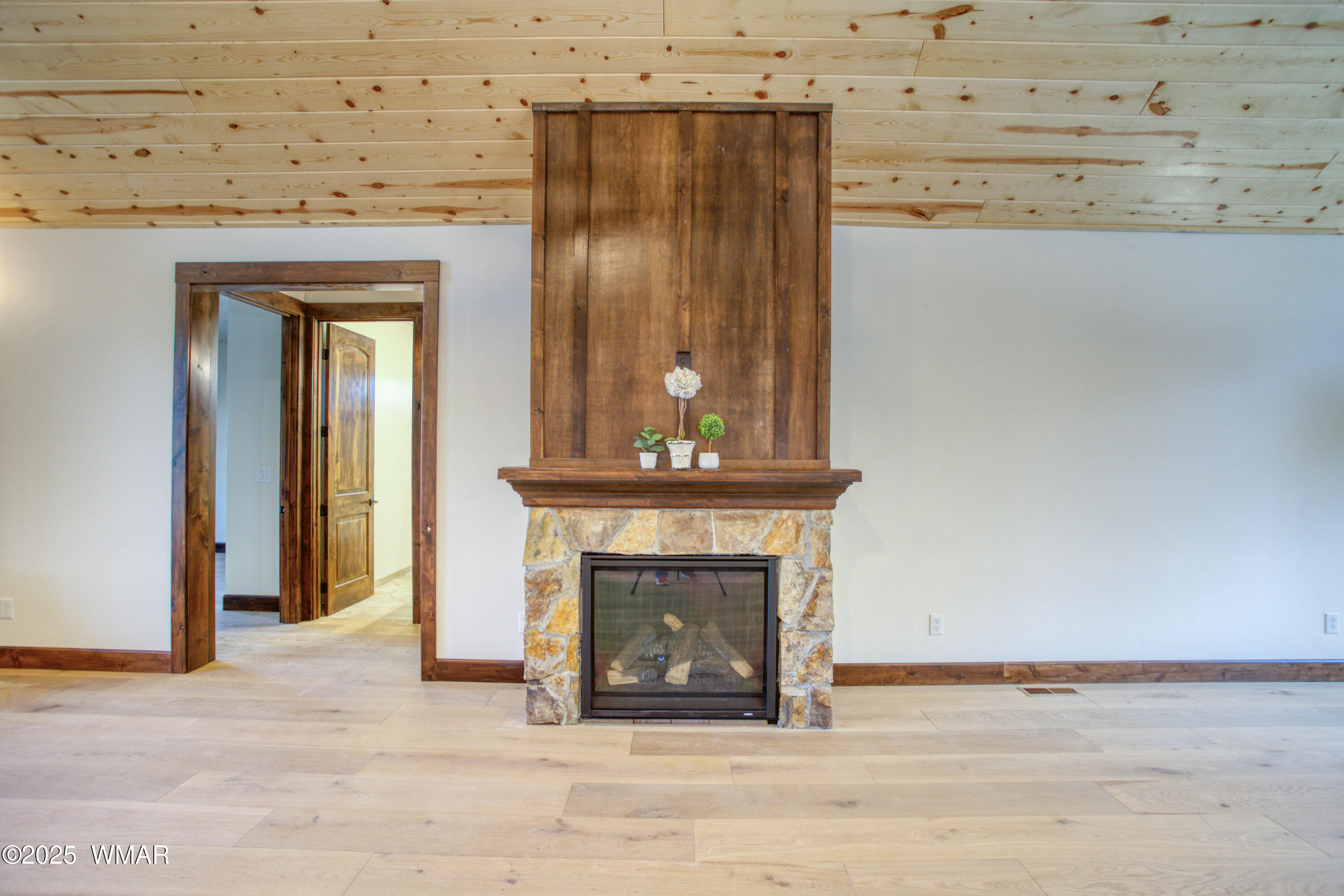957 Cheney Ranch Loop Show Low, AZ 85901 - Photo 22 of 33 Gas fireplace is down low, flip a switch and it's on! Room for the tv above or to the side of the fireplace.