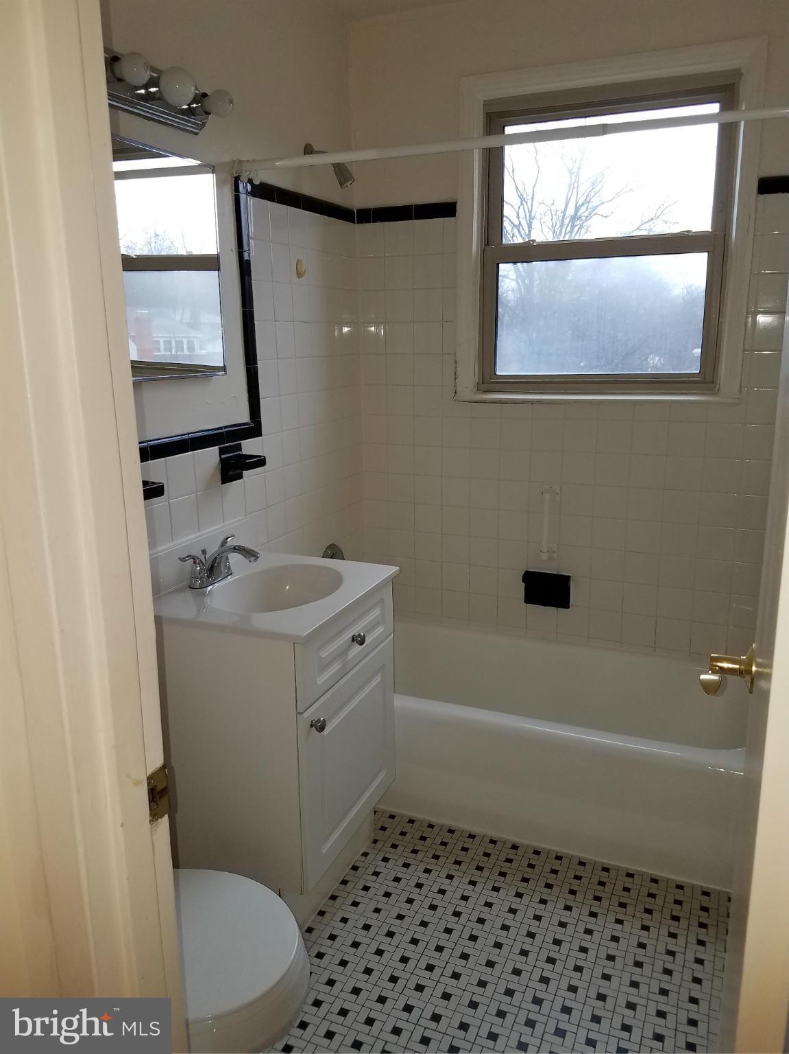 4635 20th Road North, Unit 7 Arlington, VA 22207 - Photo 9 of 11 Bath