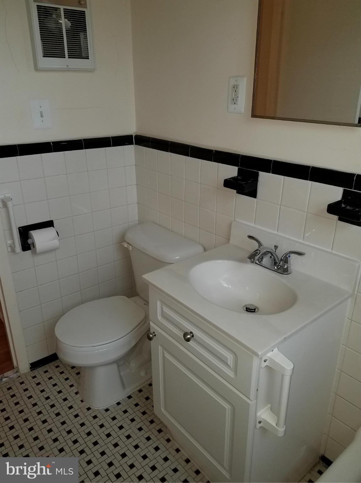 4635 20th Road North, Unit 7 Arlington, VA 22207 - Photo 10 of 11 Bath