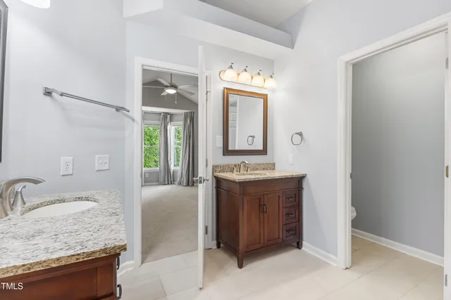 a view of entryway with washer and dryer