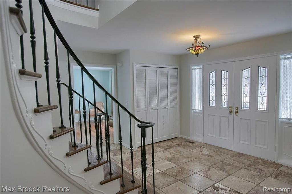 5076 Watergate Road West Bloomfield, MI 48323 - Photo 5 of 41