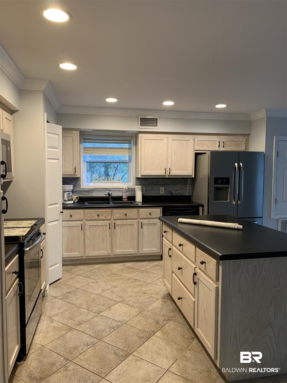 30947 Magnolia Street Elberta, AL 36530 - Photo 4 of 16 Nice cabinets