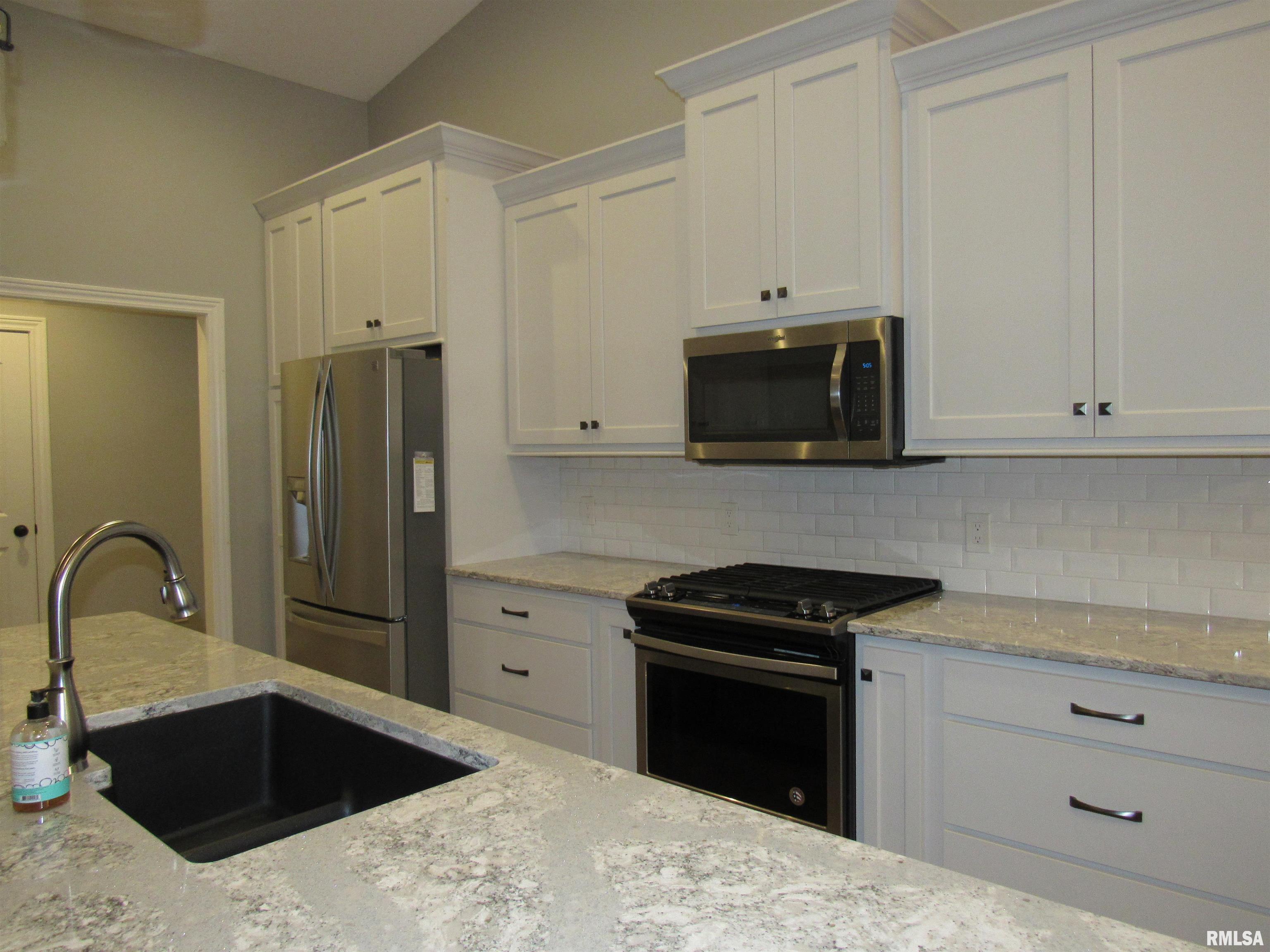 1659 Celtic Court Davenport, IA 52807 - Photo 19 of 57