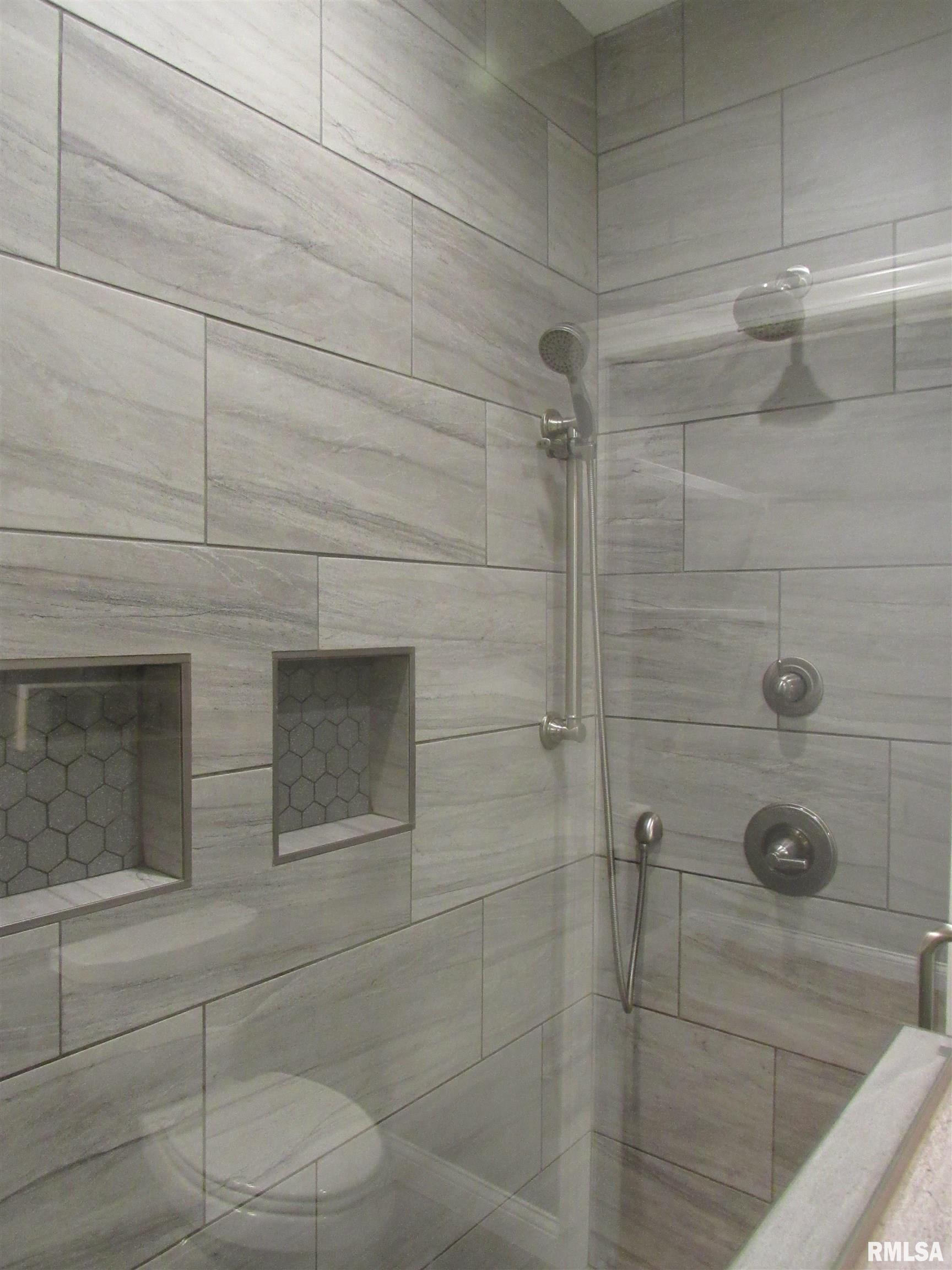 1659 Celtic Court Davenport, IA 52807 - Photo 27 of 57