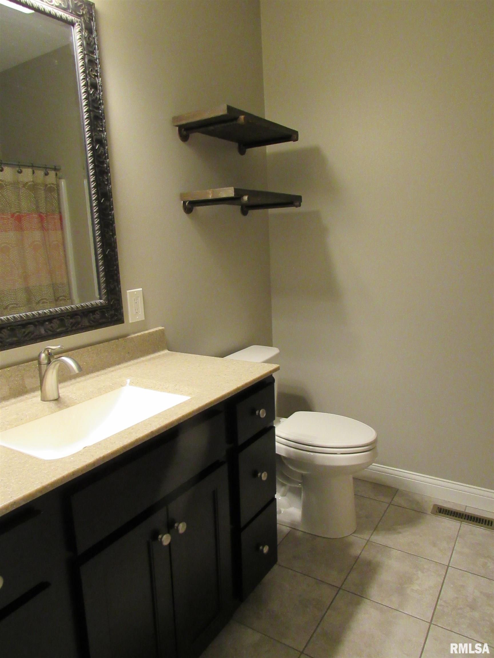 1659 Celtic Court Davenport, IA 52807 - Photo 39 of 57