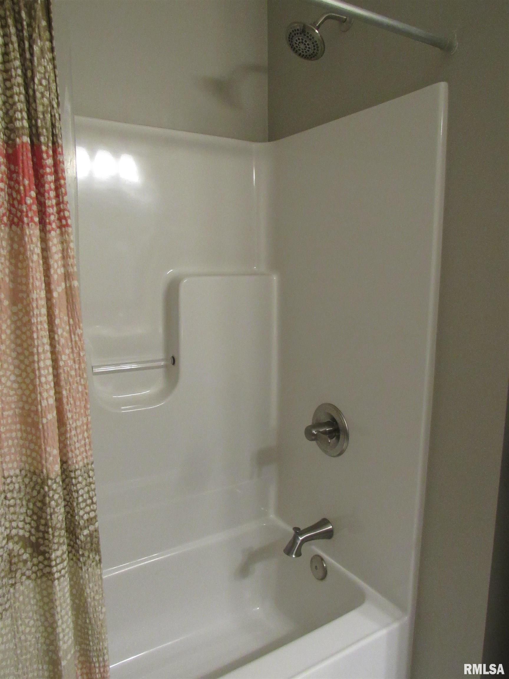 1659 Celtic Court Davenport, IA 52807 - Photo 40 of 57