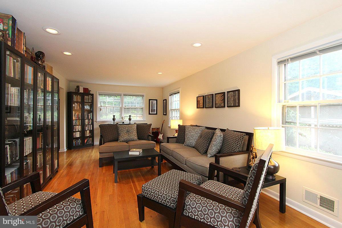 2713 Weller Road Silver Spring, MD 20906 - Photo 4 of 30 Living Room