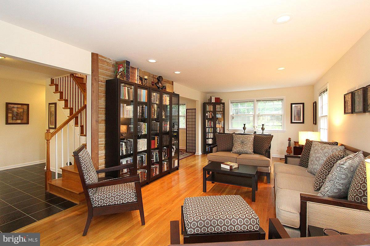 2713 Weller Road Silver Spring, MD 20906 - Photo 5 of 30 Living Room
