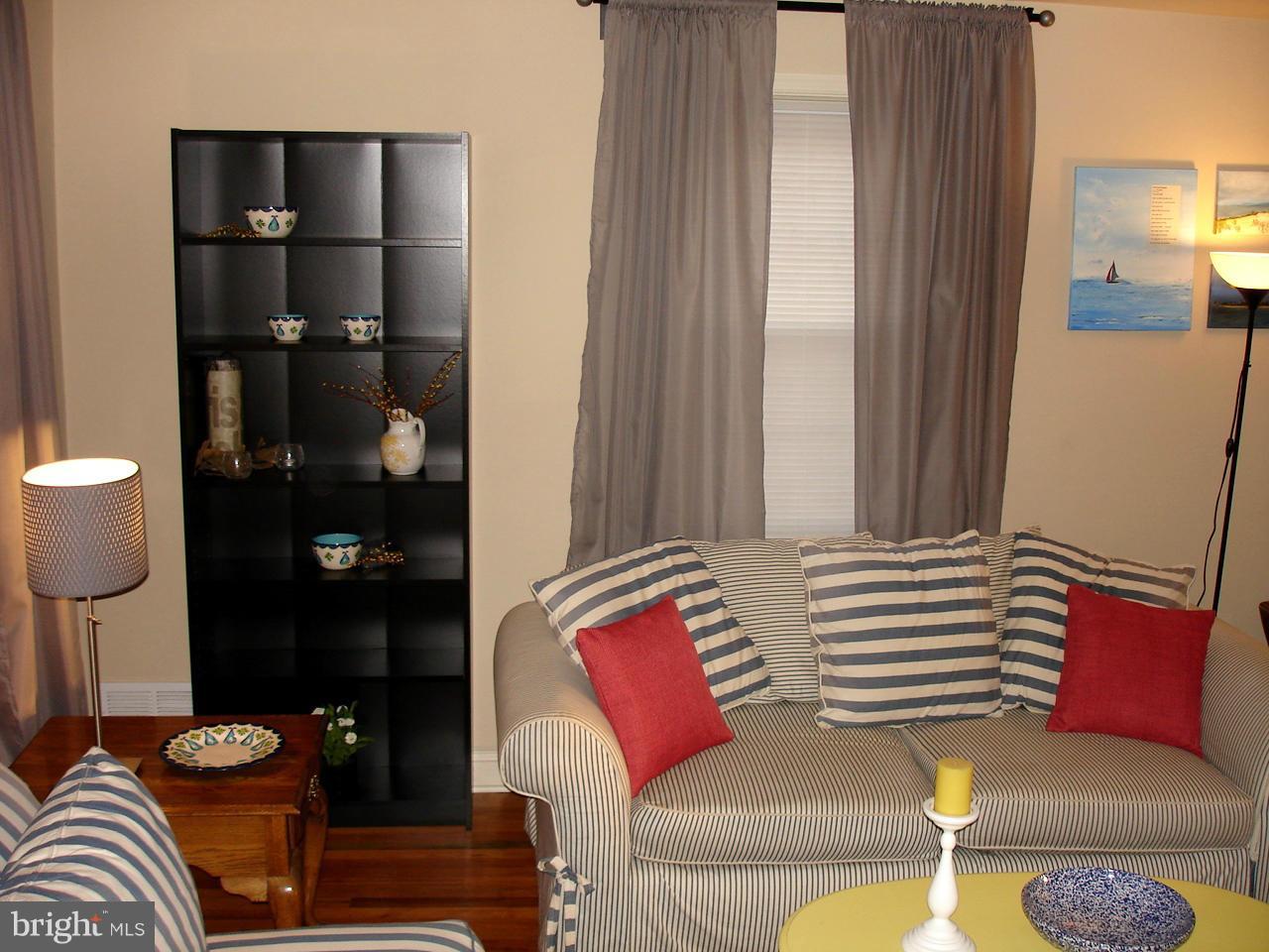 3412 Dunran Road Dundalk, MD 21222 - Photo 13 of 25 a living room with furniture